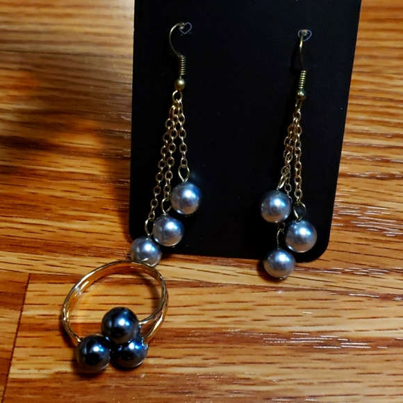 Triple treat pearls on gold chain link earrings, Triple pearl ring - Picture 2 of 3